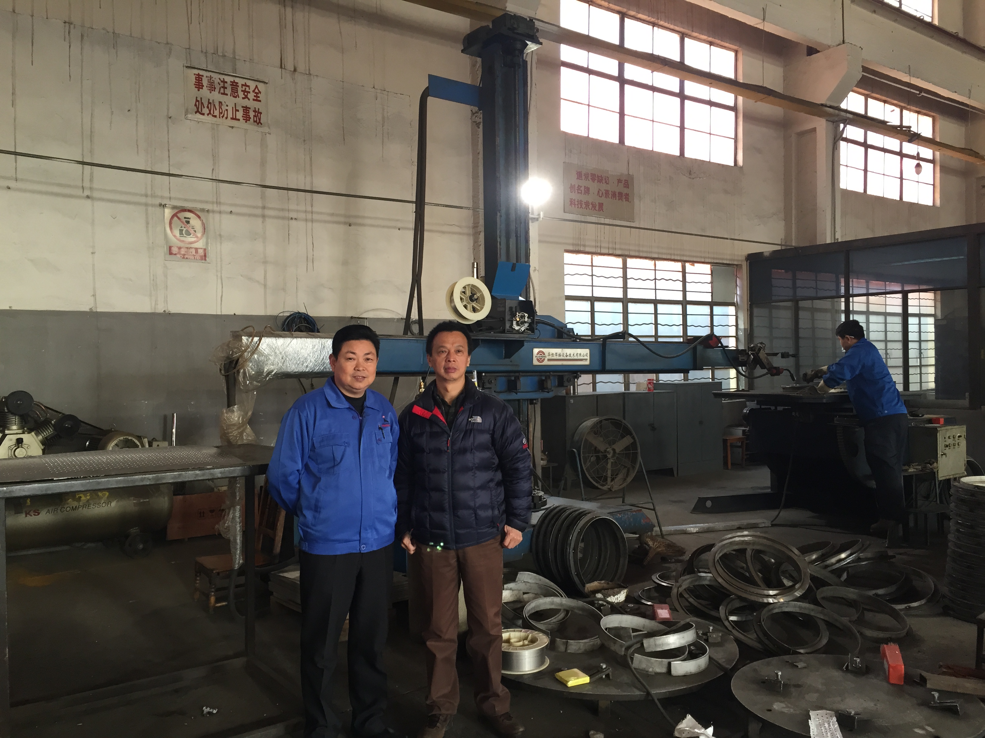  图为海狮邬总和PT视讯徐董在PT视讯老装备前合影